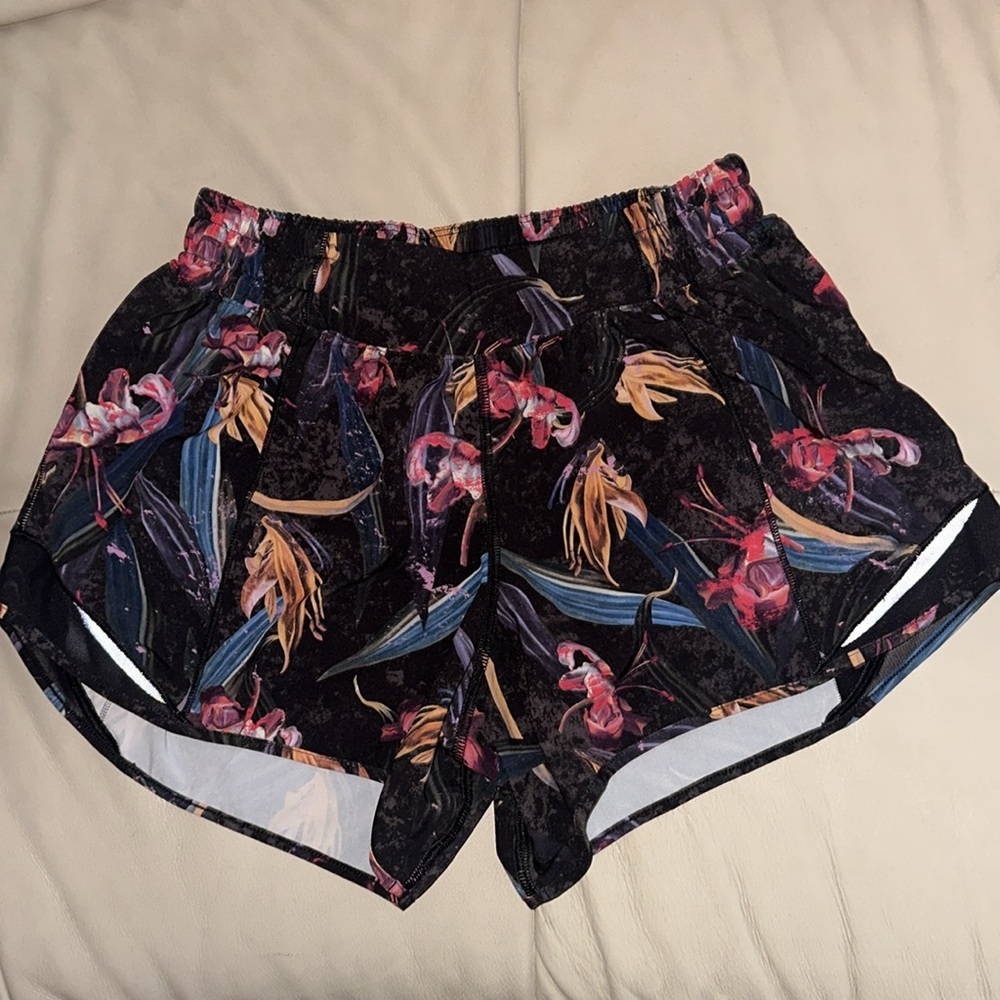 Lululemon Hotty HOT SHORTS 2.5" Floral Multi Black - Picture 5 of 8